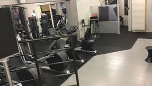 A gym with various exercise equipment including treadmills, elliptical machines, and weight machines. - T2 A/C côte d'Azur, piscine, plage á 350m, WIFI  (Vallauris)