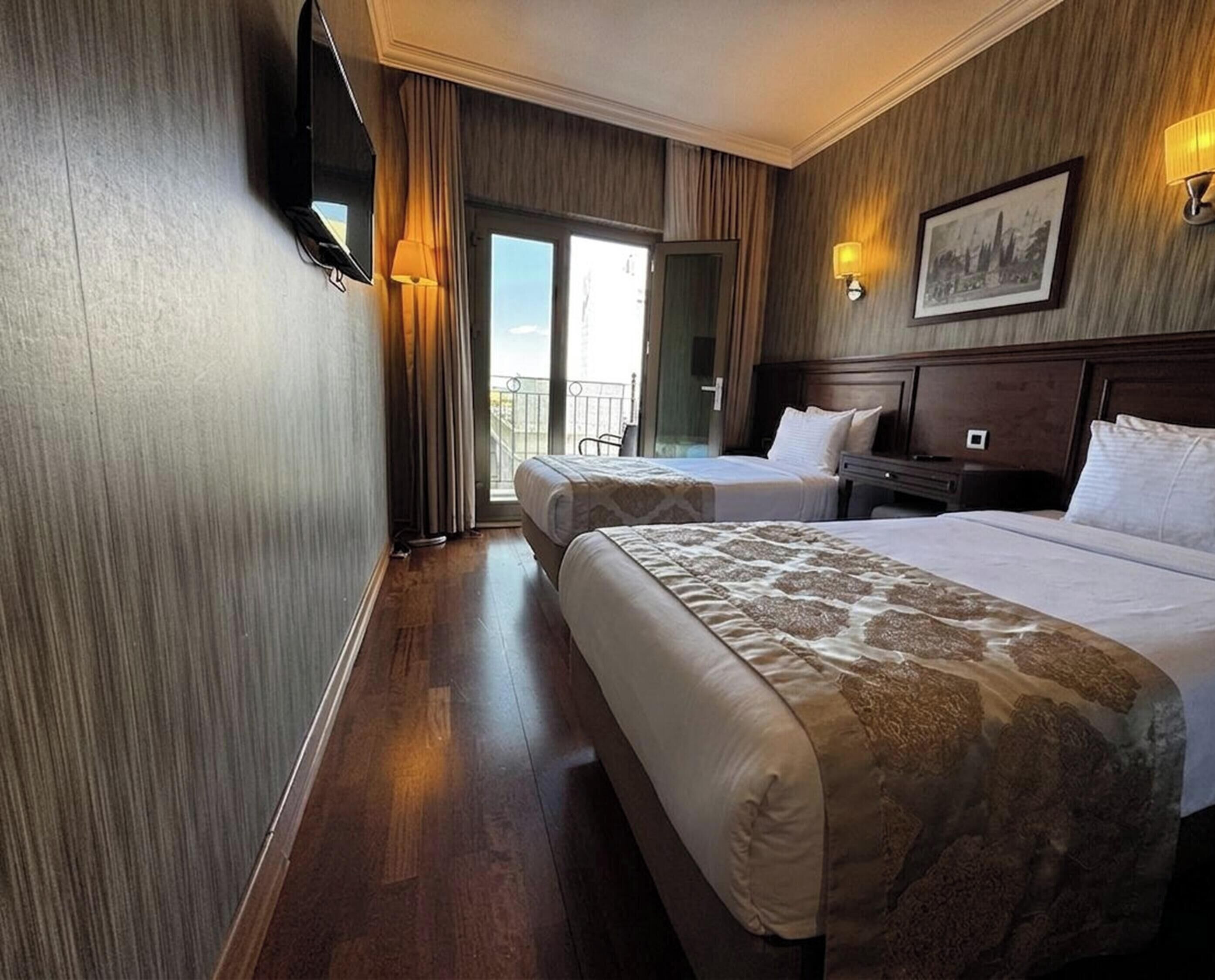 Standard Twin Room, City View | Balcony