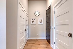 Interior - Moose Mgmt at Mayflower 303-56: Top Floor-3min to Ski (Park City)