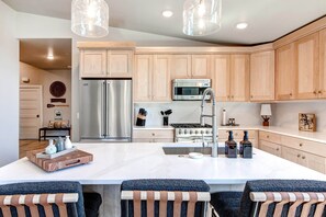 Fridge, microwave, oven, stovetop - Moose Mgmt at Mayflower 303-56: Top Floor-3min to Ski (Park City)