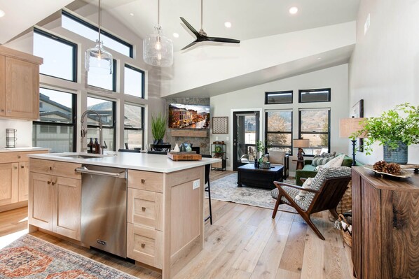 Interior - Moose Mgmt at Mayflower 303-56: Top Floor-3min to Ski (Park City)