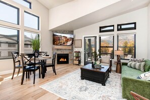 Smart TV, fireplace - Moose Mgmt at Mayflower 303-56: Top Floor-3min to Ski (Park City)