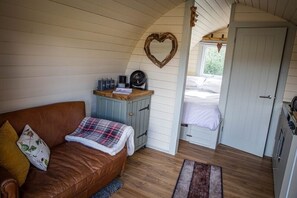 1 bedroom, bed sheets - Rutland Rural Retreats - Bumblebee glamping pod
(Belton In Rutland)