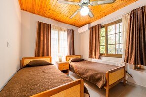 3 habitaciones, tabla de planchar con plancha, wifi y ropa de cama 