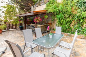 Outdoor dining - Apartment Pinecone by Ezoria Villas (Platres)