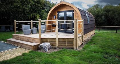 Rutland Rural Retreats - Woodpecker glamping pod, Adult only, super dog friendly
