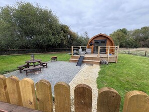 Outdoor dining - Rutland Rural Retreats - Woodpecker cabin, Adult only, super dog friendly (Belton In Rutland)
