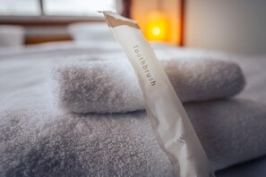 Buồng tắm vòi sen, máy sấy tóc, chậu vệ sinh/vòi rửa, khăn tắm