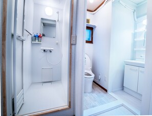 Shower, hair dryer, towels, soap - Winter Whale Lodge (Kutchan)