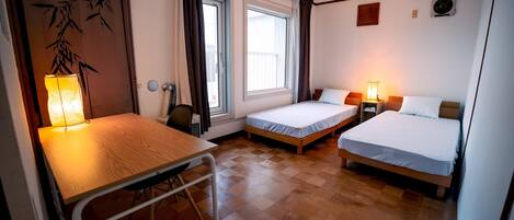 Schreibtisch, laptopgeeigneter Arbeitsplatz, kostenloses WLAN