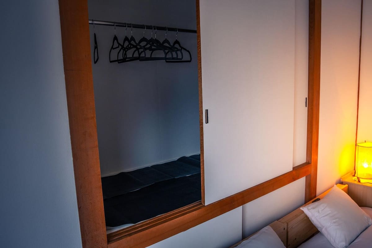 โต๊ะทำงาน, พื้นที่ทำงานแบบใช้แล็ปท็อป, Wi-Fi ฟรี