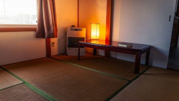 Traditional Twin Room | Desk, laptop workspace, free WiFi
