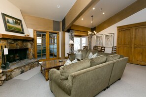 Suite, 3 Schlafzimmer | Wohnbereich