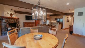 Suite, 1 Bedroom | Dining