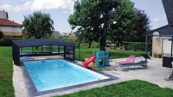 Een binnenzwembad en een buitenzwembad