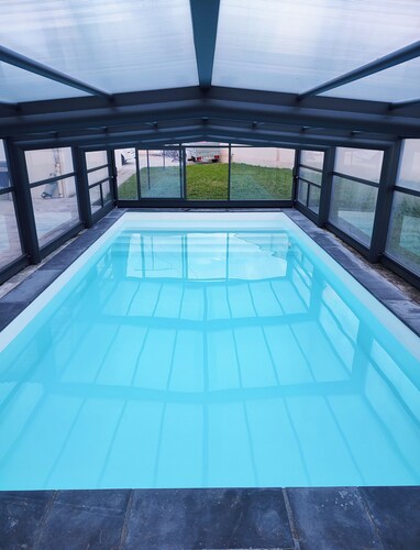 Logement sur tout de ville avec piscine, accès rapide autoroute