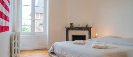 2 habitaciones, tabla de planchar con plancha, wifi y ropa de cama