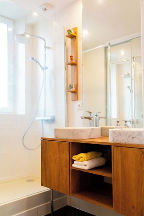 Shower, hair dryer, towels, soap - Beautiful renovated old apartment with 2 bedrooms 85M2 downtown Sablon Lecoq (Clermont-Ferrand)