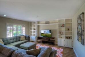 Smart-TV, DVD-Player, Bücher, Computerbildschirme