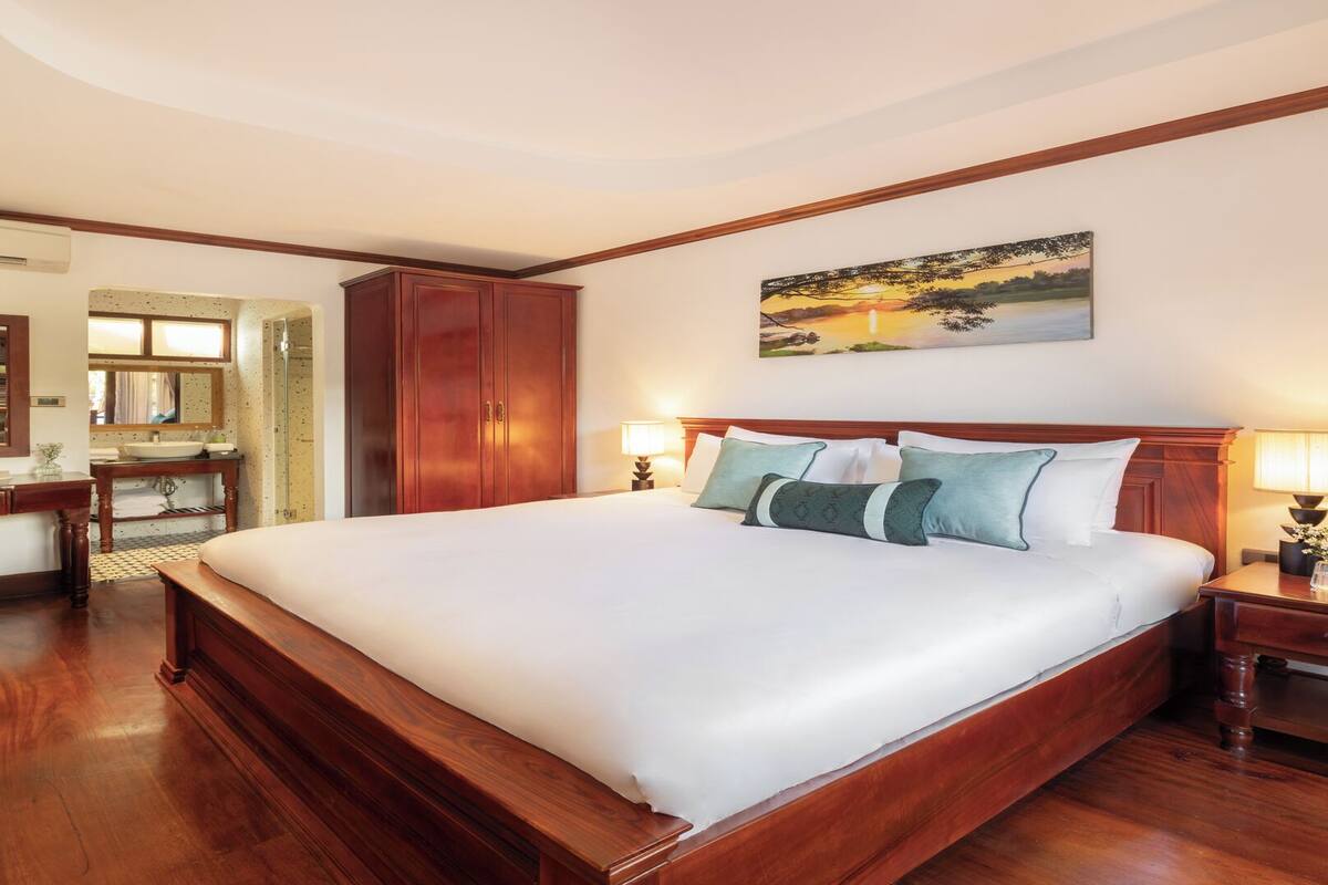 Escritorio y ropa de cama 