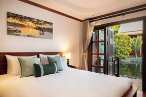 Deluxe Pondside View (24 Hours Use of Room) | Desk, bed sheets - U Luang Prabang (Luang Prabang)