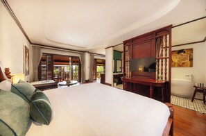 Studio Suite Pondside View with Bathtub | Desk, bed sheets - U Luang Prabang (Luang Prabang)