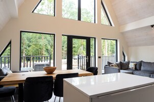 3 bedrooms, individually decorated, individually furnished, desk