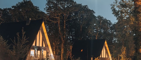 3 bedrooms, individually decorated, individually furnished, desk