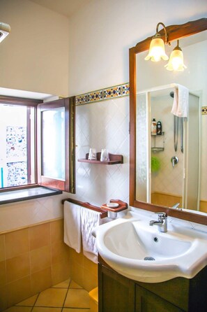 Camera Lory  Con Vista Mare Laterale | Bathroom | Shower, hair dryer, towels, soap - B&B ALTA MAREA LIPARI (Lipari)