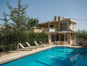 Villa | Pool | Outdoor pool - Xenophon Comfortable Holiday Residence (Faistos)