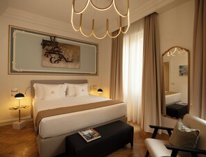 Apartment with frescoes | 2 makuuhuonetta, tallelokero huoneessa, pimennysverhot