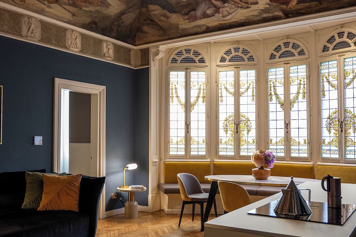 Apartment with frescoes | Khu phòng khách