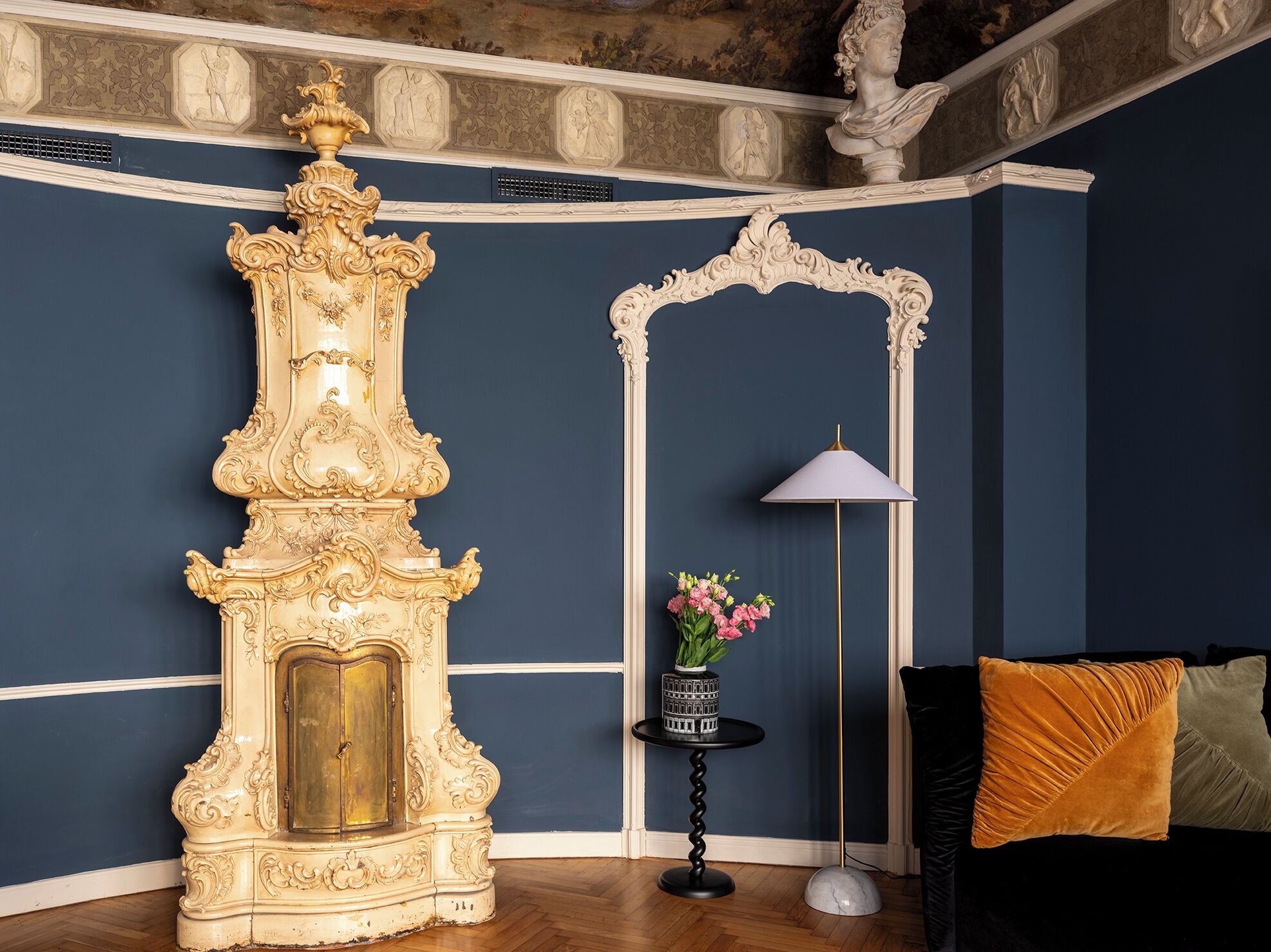 Apartment with frescoes | Coin séjour