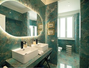 Apartment with frescoes | Kylpyhuone | Ilmaiset hygieniatuotteet, hiustenkuivaaja, tohvelit, pyyhkeet