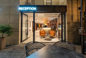 Serves breakfast, dinner, and brunch