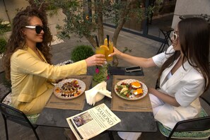 Serveert ontbijt, diner en brunch