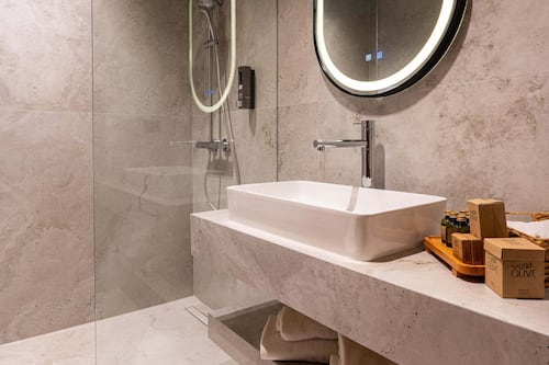 Een douche, een haardroger, pantoffels, handdoeken