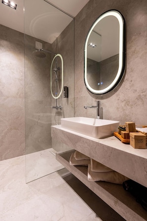 Shower, hair dryer, slippers, towels - Ruby Hotel Pristina (Pristina)