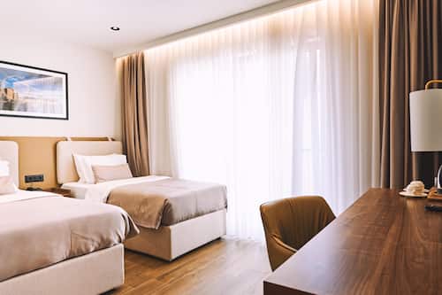 Standard-Zweibettzimmer, Gartenblick | Daunenbettdecken, Betten mit Memory-Foam-Matratzen, Schreibtisch