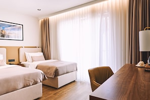 Standaard Twin kamer, balkon, uitzicht op tuin | Donsdekens, bedden met traagschuimmatrassen, een bureau