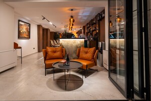 Serves breakfast, dinner, and brunch