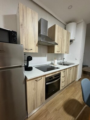 Kühlschrank, Mikrowelle, Ofen, Wasserkocher mit Kaffee-/Teezubehör