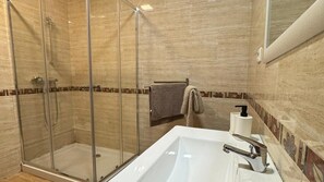 Hårtork och handdukar