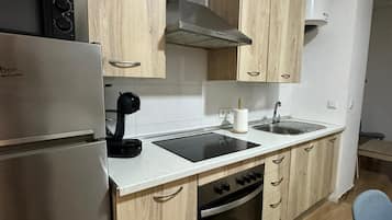 Kühlschrank, Mikrowelle, Ofen, Wasserkocher mit Kaffee-/Teezubehör