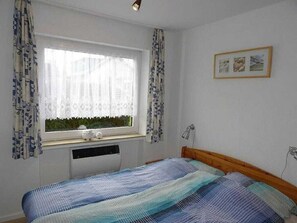 2 habitaciones, muebles diferentes y tabla de planchar con plancha 