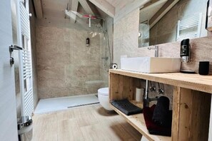Hårtørrer, bidet, håndklæder, Sæbe