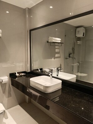 Deluxe Double Room, City View | Bathroom | Shower, free toiletries, hair dryer, towels