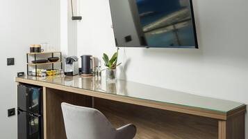Estudio, vista al mar | Cortinas blackout, insonorización y tabla de planchar con plancha