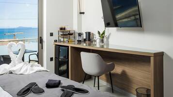 Estudio, vista al mar | Cortinas blackout, insonorización y tabla de planchar con plancha