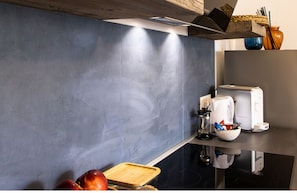 Frigorifero, microonde, piano cottura, lavastoviglie